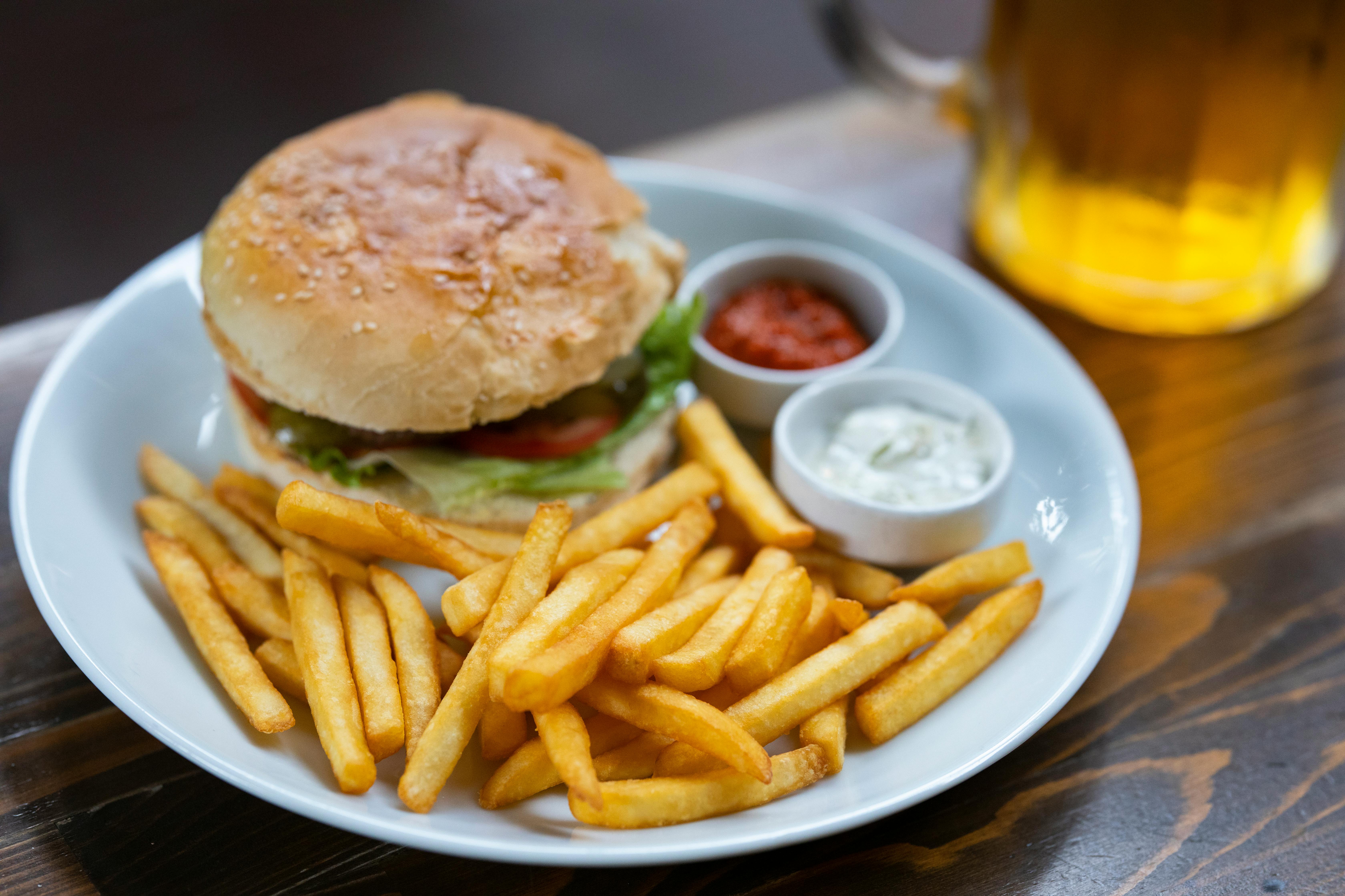 burger and beer_1711028336.jpg